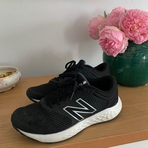 Women’s New Balance black